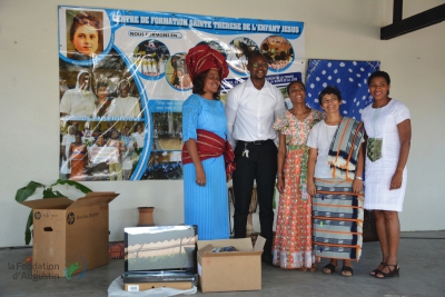 Don de livres et mat&eacute;riels informatiques au Centre de Formation Sainte Th&eacute;r&egrave;se de l'enfant J&eacute;sus
