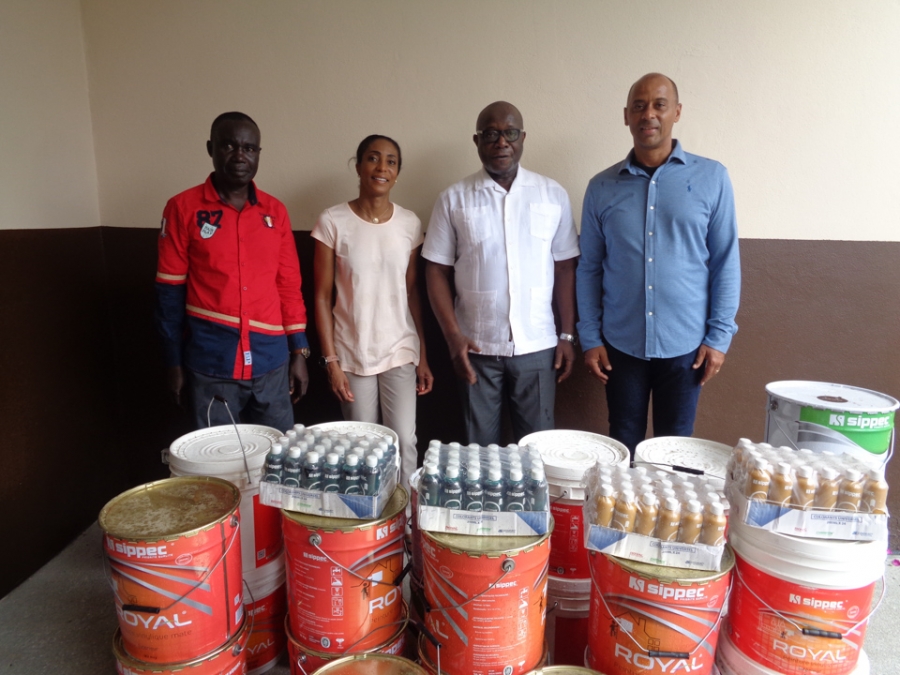 Don de pots de peinture pour la r&eacute;fection du Centre Culturel de Daoukro