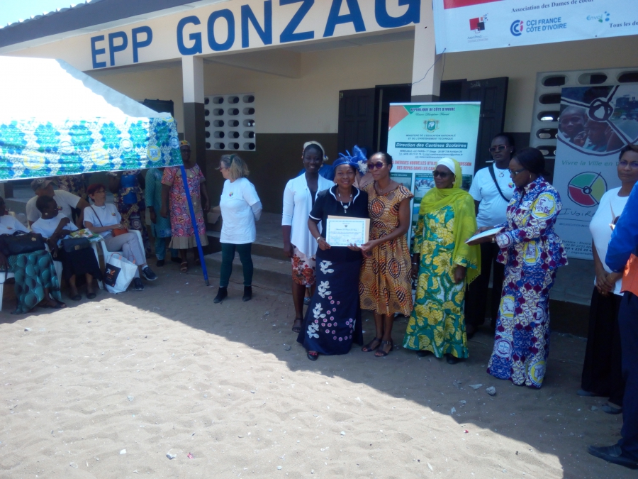 Participation au projet "les cantines du coeur" initi&eacute; par l'ONG Ivoire D&eacute;v&eacute;loppement Durable