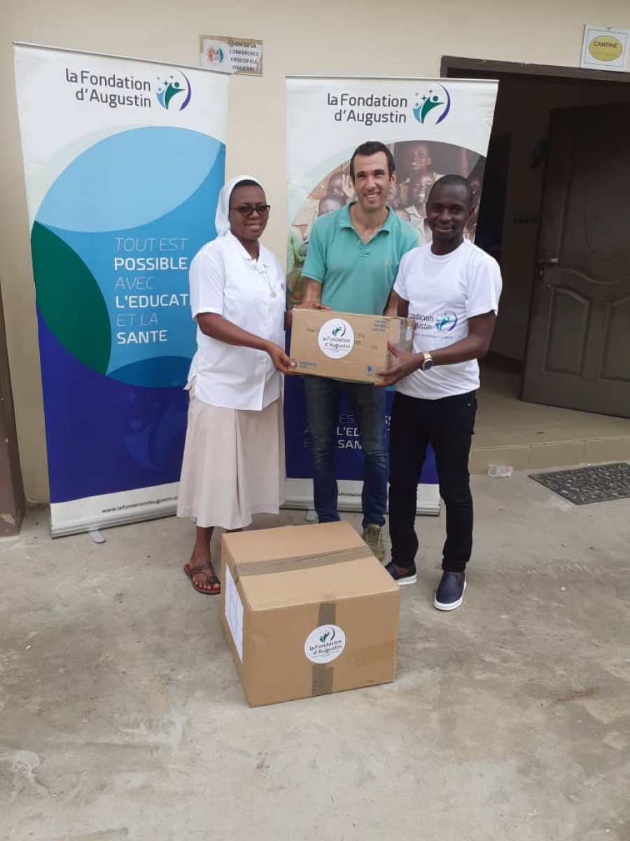 Remise de médicaments au centre pietro d'Odienne