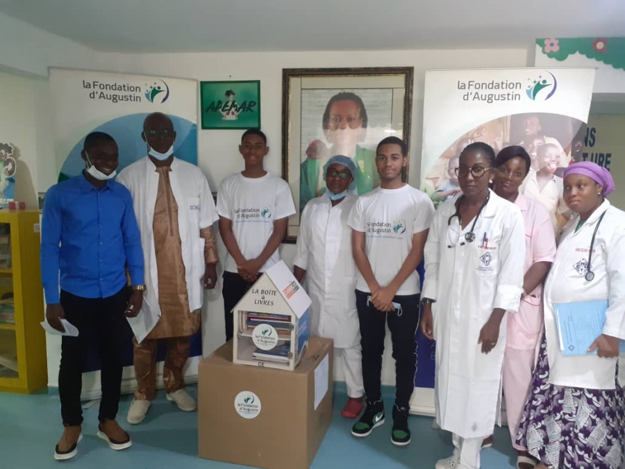 Remise de médicaments au centre Néphrologie pédiatrique D'ADJAMÉ