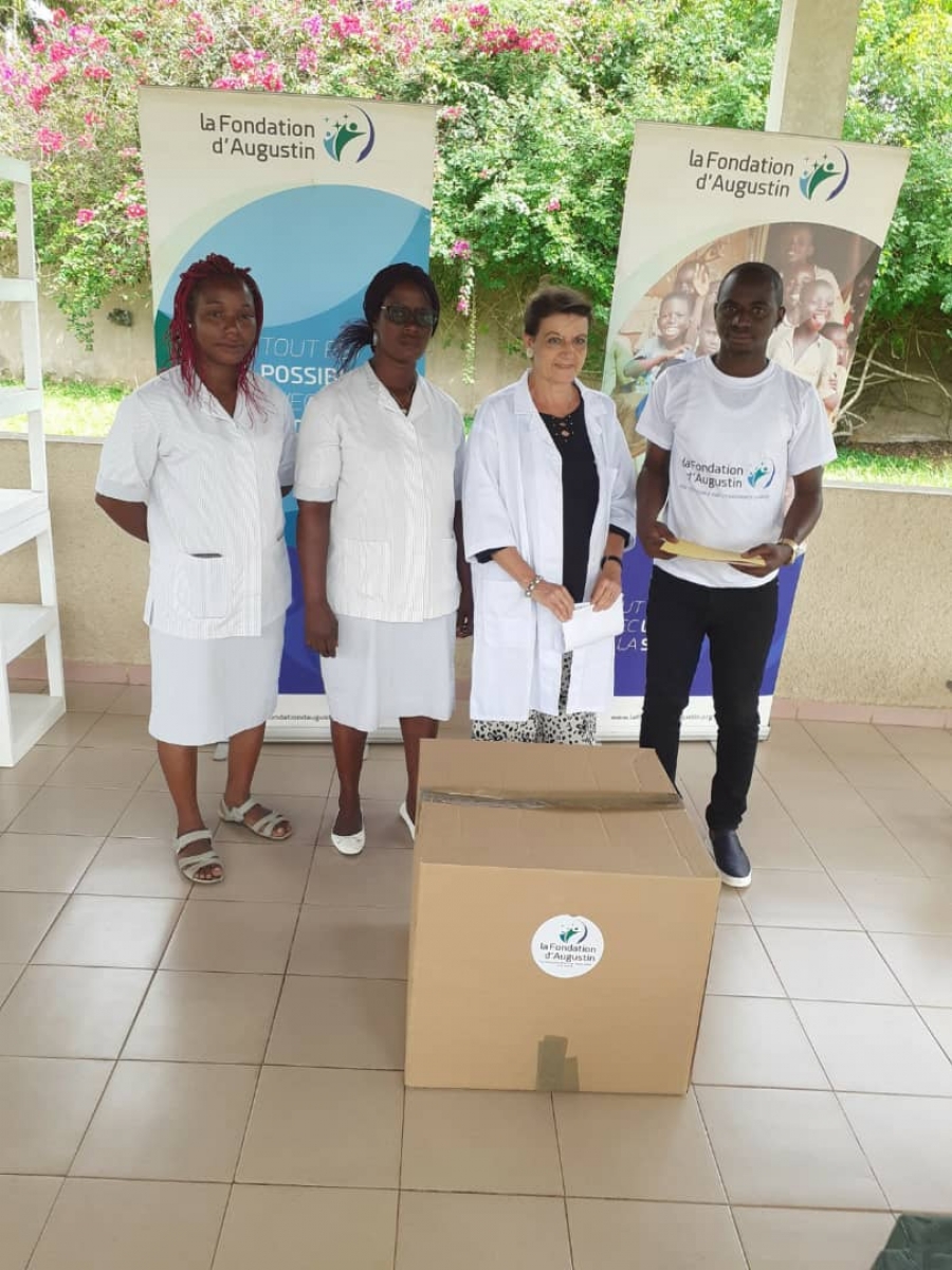 Remise de médicaments au centre d'éducation rurale ILOMBA de Bingerville