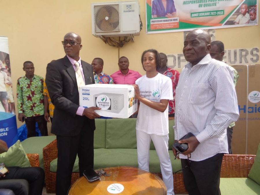 Remise de dons au Lyc&eacute;e Moderne de Dimbokro